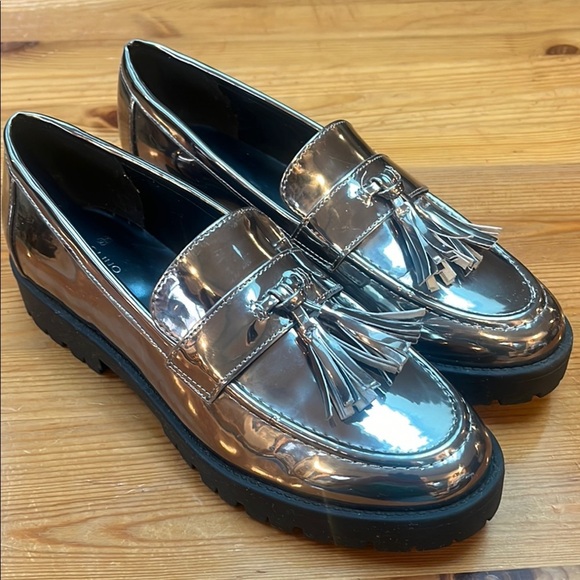 Bandolino Silver Flats with Tassels and Black Sole 8M - Picture 1 of 9